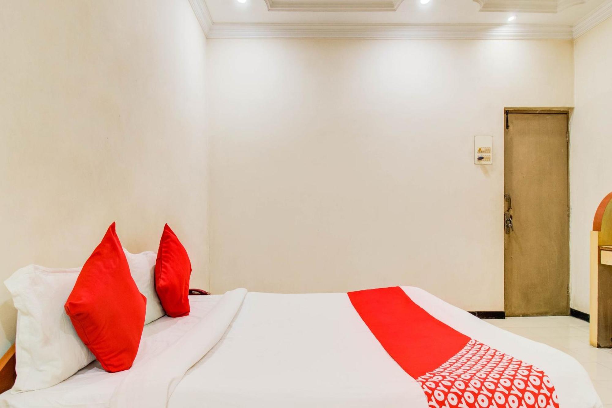 Hotel O Sri Jai Palace Nászik Kültér fotó