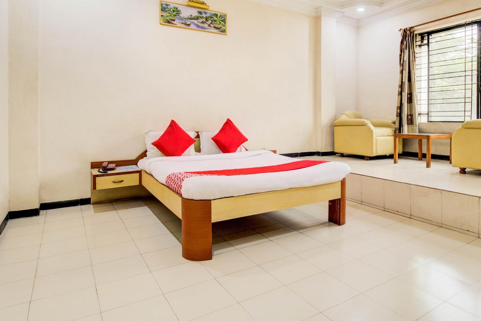 Hotel O Sri Jai Palace Nászik Kültér fotó